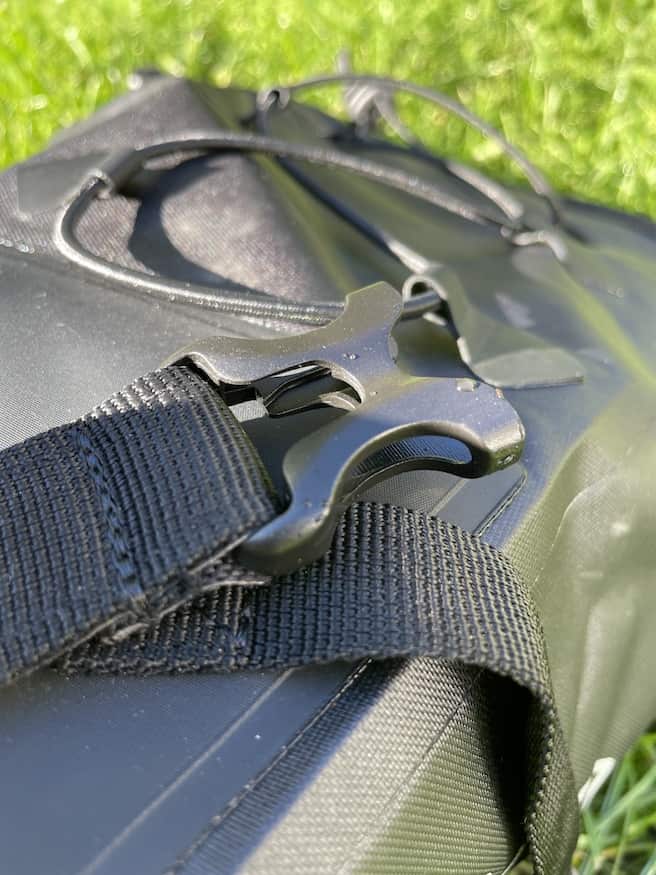 Schnalle an Satteltasche