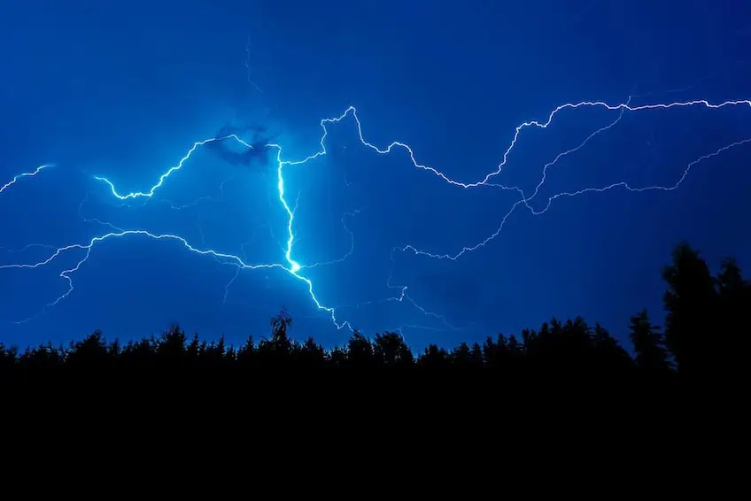 blitz wald zelt gewitter